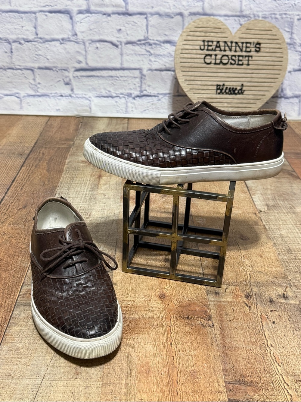 Vintage Foundry Co. Mens Woven brown leather shoes Size 10 
Pre owned good condi